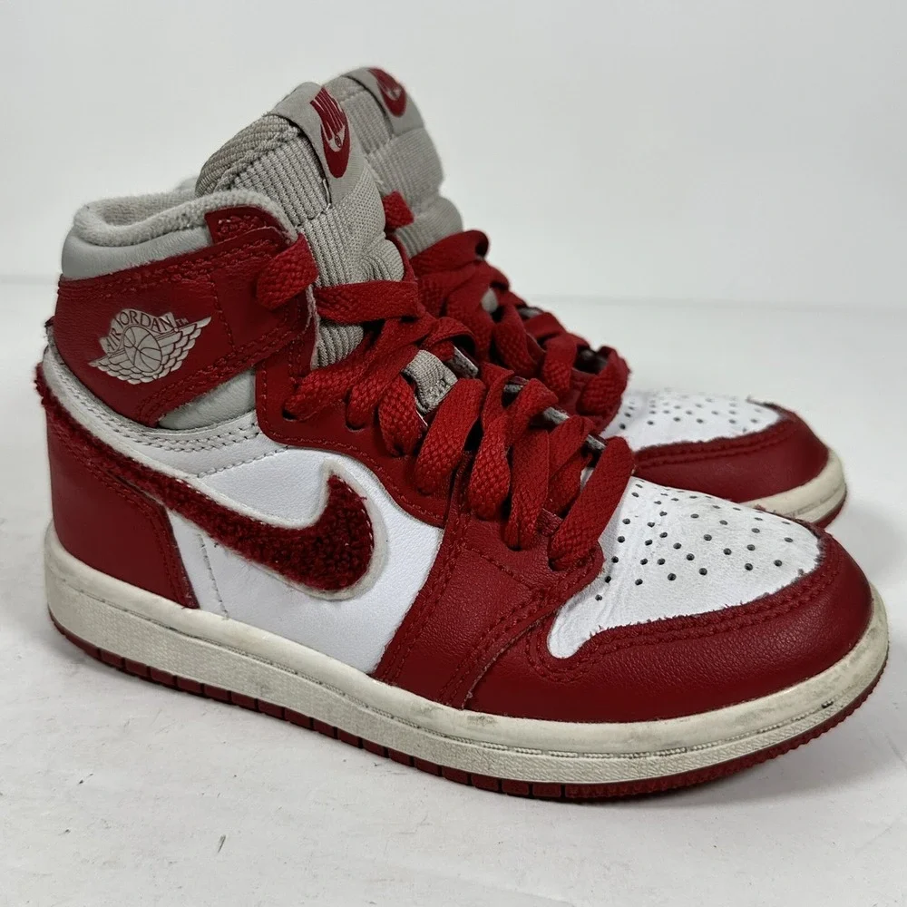 Nike Air Jordan 1 Retro Boys Size 10.5C Red Athletic Shoes Sneakers CU0449-061‎